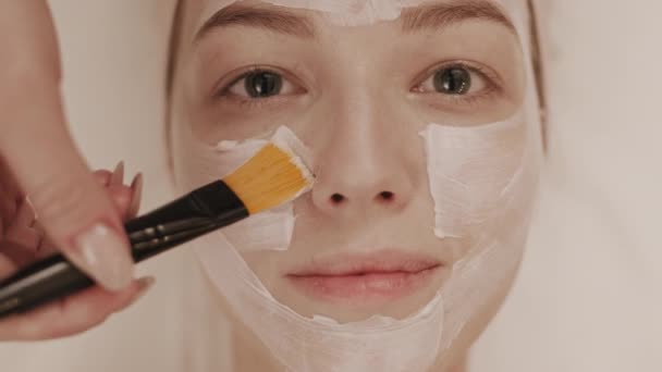 Vue Dessus Visage Jeune Belle Femme Main Cosmétologue Méconnaissable Appliquant — Video