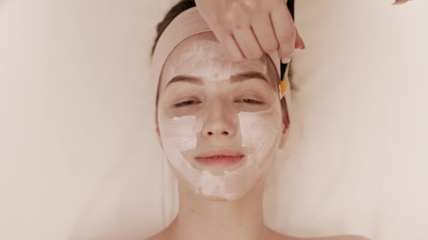 Colocação Plana Rosto Mulher Branca Jovem Mão Cosmetologista Irreconhecível Aplicando — Vídeo de Stock