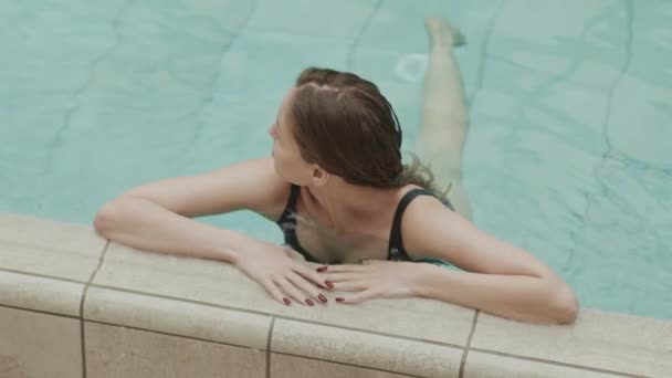 Vista Ángulo Alto Joven Mujer Caucásica Con Cabello Castaño Largo — Vídeos de Stock