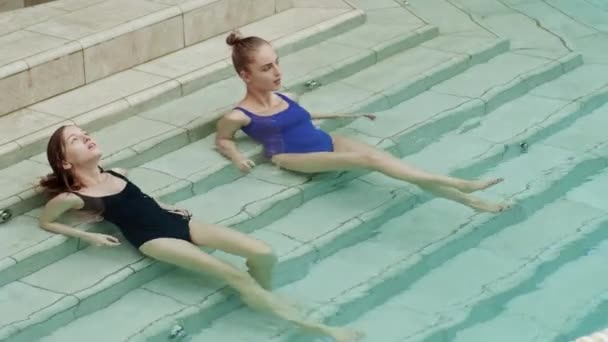 Широкий Снимок Двух Молодых Кавказских Женщин Купальниках Сидящих Мраморной Лестнице — стоковое видео