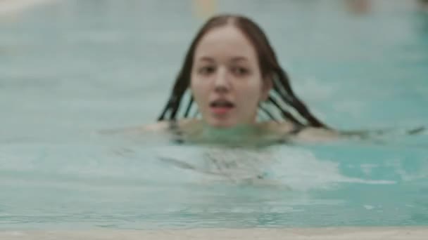 Bloqueo Una Joven Caucásica Pelo Largo Nadando Piscina Cubierta Centro — Vídeos de Stock