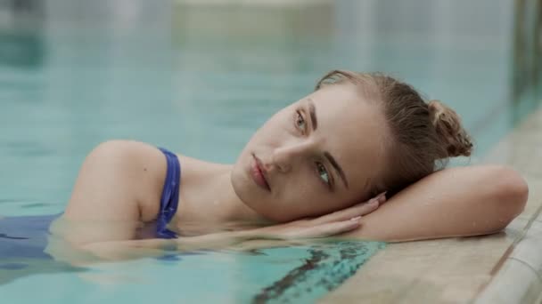 Uzamčení Mladé Dobře Vypadající Běloška Modrém Plavkách Odpočinkem Bazénu Krytém — Stock video