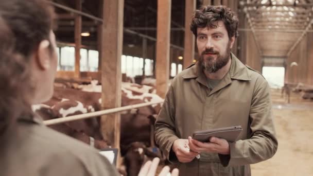 Tiro Médio Agricultor Caucasiano Masculino Sorrindo Conversando Com Colega Irreconhecível — Vídeo de Stock