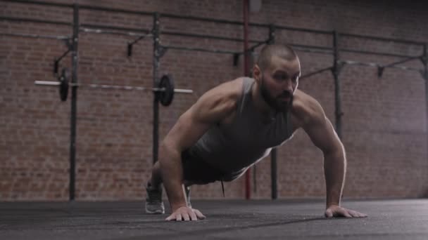 Спортсмен Середнього Віку Кавказькій Спортивній Манері Який Штовхає Людей Спортзалі — стокове відео