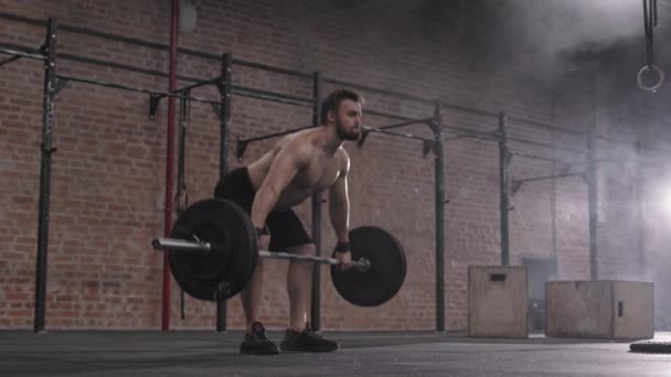 Amplio Tiro Joven Apuesto Deportista Caucásico Con Torso Desnudo Levantando — Vídeos de Stock