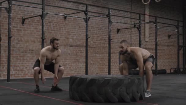 Verrouillage Homme Sportif Caucasien Musclé Avec Torse Faisant Des Flips — Video