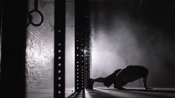 Breed Shot Van Silhouet Van Gespierde Sportieve Man Doen Burpee — Stockvideo