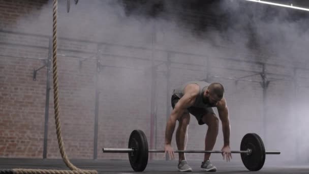 Amplio Tiro Deportista Caucásico Guapo Que Usa Ropa Deportiva Levantando — Vídeo de stock