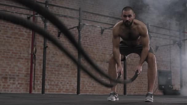 Bloqueo Hombre Deportivo Caucásico Muscular Que Usa Pantalones Cortos Deportivos — Vídeo de stock