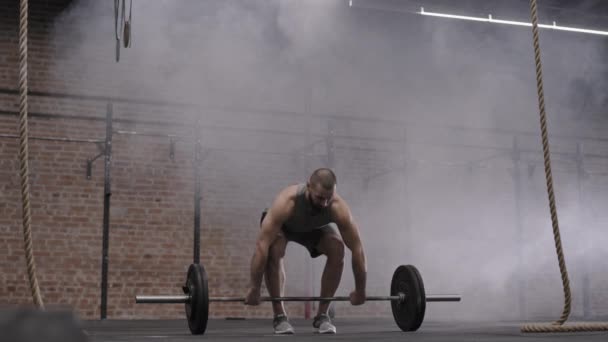 Amplio Tiro Deportista Caucásico Musculoso Con Ropa Deportiva Levantando Pesadas — Vídeos de Stock