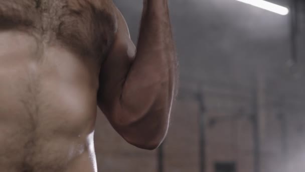 Primo Piano Uno Sportivo Muscolare Irriconoscibile Con Busto Nudo Che — Video Stock