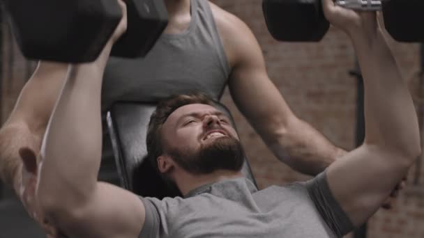 Close Treinador Fitness Profissional Ginásio Ajudando Jovens Desportista Caucasiano Levantando — Vídeo de Stock