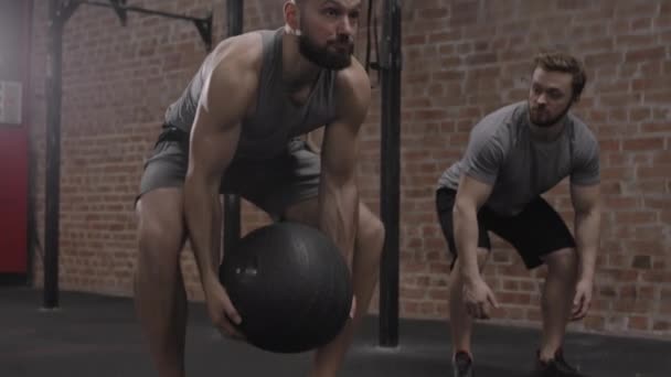 Tiro Médio Bom Aspecto Desportista Caucasiano Carregando Grande Bola Crossfit — Vídeo de Stock