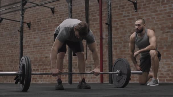 Fechamento Treinador Fitness Profissional Assistindo Jovem Esportista Caucasiano Exercitando Com — Vídeo de Stock