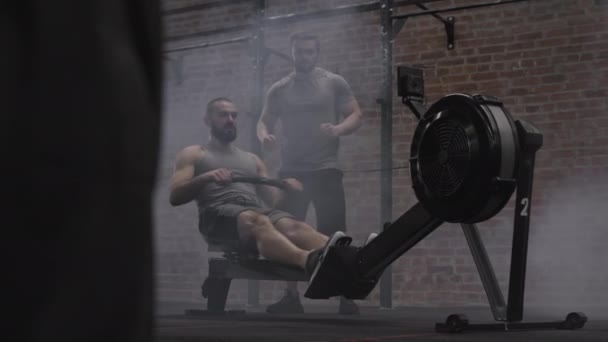Amplo Tiro Homem Musculoso Caucasiano Vestindo Roupas Esportivas Sentado Máquina — Vídeo de Stock