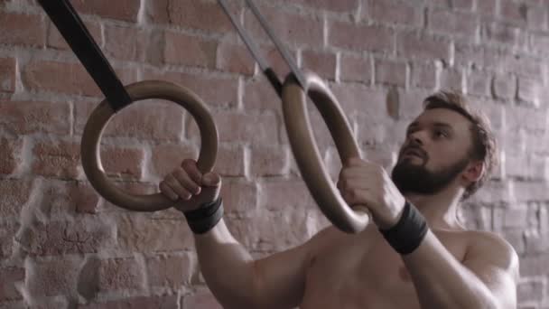 Lockdown Junger Schöner Kaukasischer Sportler Mit Nacktem Oberkörper Der Ringen — Stockvideo