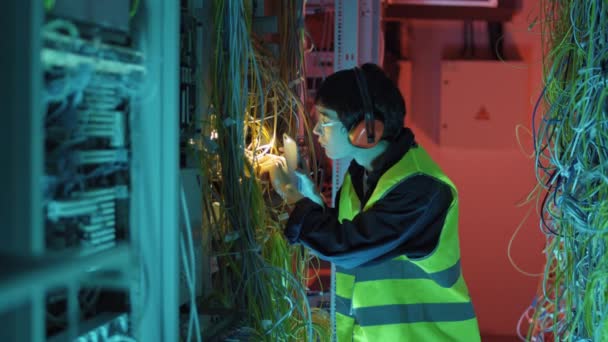 Verrouillage Jeune Spécialiste Asiatique Informatique Portant Uniforme Spécial Des Écouteurs — Video