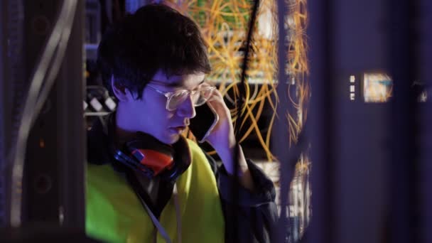 Střední Záběr Mladého Asijského Inženýra Speciální Uniformě Brýlích Stojící Datovém — Stock video