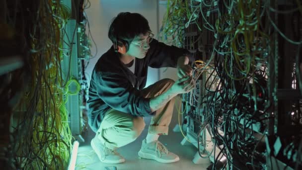 Låsning Unga Asiatiska Ingenjör Bär Casual Kläder Konfigurera Serverenheter Medan — Stockvideo