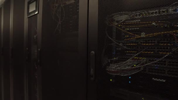Široký Záběr Řad Regálových Serverových Skříní Mainframy Bez Lidí Moderním — Stock video
