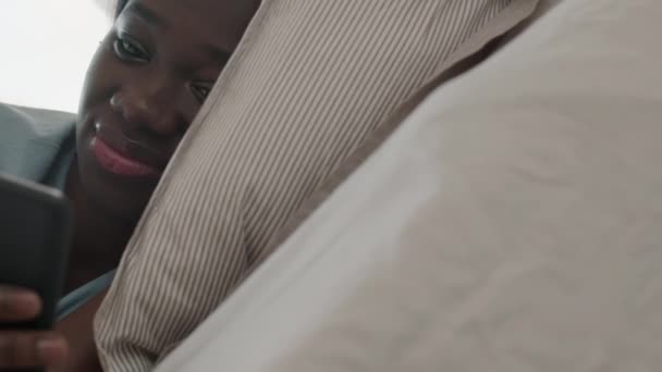 Κοντινό Πλάνο Μιας Νεαρής Αφρικανίδας Που Φοράει Πιτζάμες Ξαπλωμένη Στο — Αρχείο Βίντεο