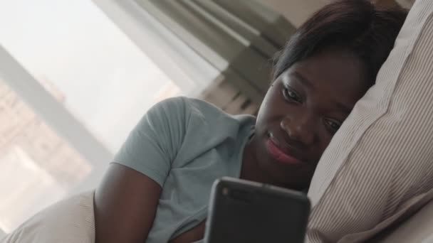 Згорніть Молоду Гарну Африканську Жінку Піжамі Яка Лежить Ліжку Користується — стокове відео