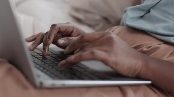 Fechar Mãos Digitação Afro Americana Irreconhecível Teclado Laptop — Vídeo de Stock