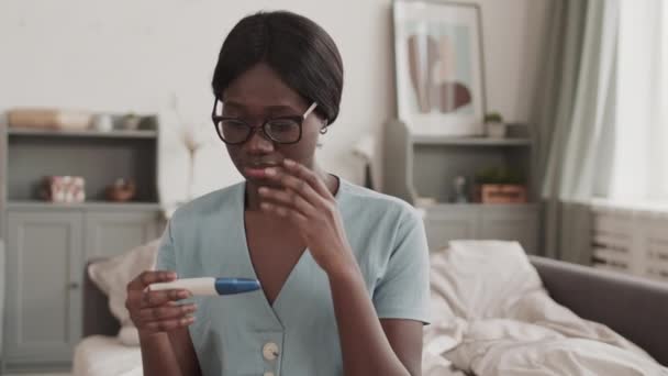 Inyección Media Joven Atractiva Mujer Afroamericana Sentada Cama Dormitorio Sintiéndose — Vídeos de Stock