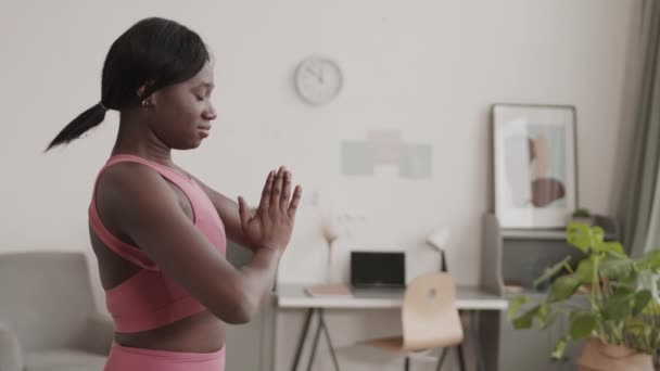 거실에서 연습을 윗옷을 아프리카 미국인요기의 — 비디오