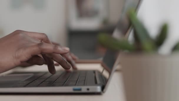 Κοντινό Πλάνο Των Χεριών Αγνώριστη Αφροαμερικανή Δακτυλογράφηση Πληκτρολόγιο Laptop — Αρχείο Βίντεο