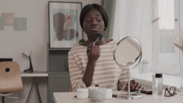 Mittlere Aufnahme Einer Jungen Attraktiven Afroamerikanerin Die Hause Tischspiegel Sitzt — Stockvideo