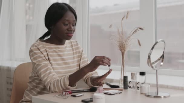 Bloqueo Joven Encantadora Mujer Afroamericana Con Ropa Casual Sentada Mesa — Vídeo de stock