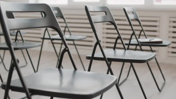 Steadicam Cadeiras Pretas Dobráveis Montadas Sala Conferências Para Eventos Durante — Vídeo de Stock