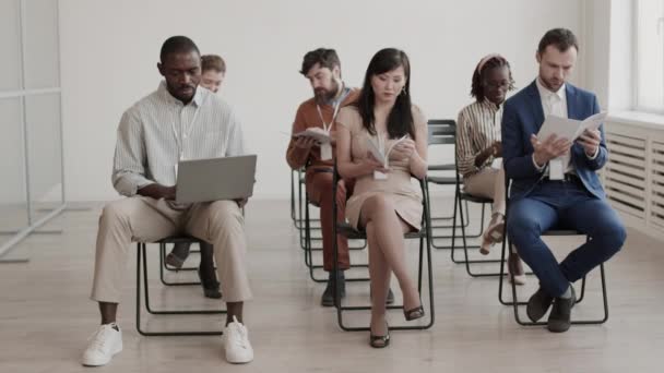 사업가들 회의실 의자에 노트북을 사용하고 이야기하는 — 비디오