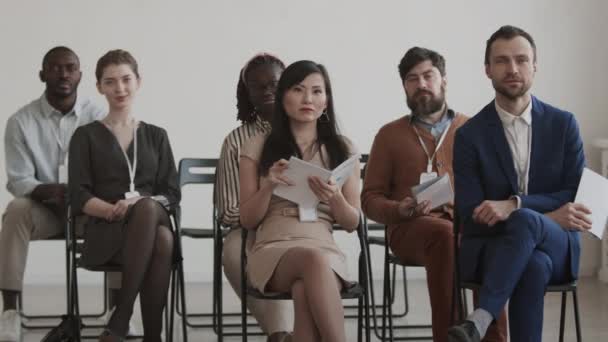 Mediano Largo Asiático Caucásico Africano Mujeres Hombres Trabajadores Oficina Sentados — Vídeo de stock