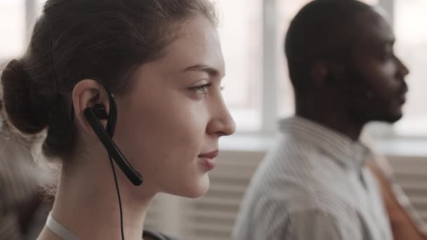 Vue Latérale Rapprochée Jeune Femme Affaires Caucasienne Portant Casque Assise — Video