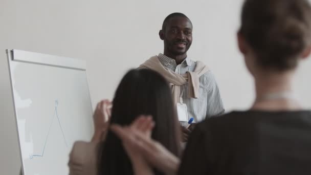 Среднее Плечо Молодого Африканского Офисного Работника Улыбается Стоит Рядом Доской — стоковое видео
