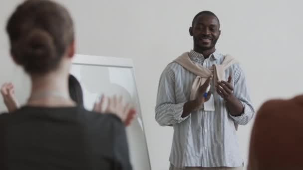 Середня Плечима Молодий Африканський Бізнесмен Посміхається Стоїть Поруч Білою Дошкою — стокове відео