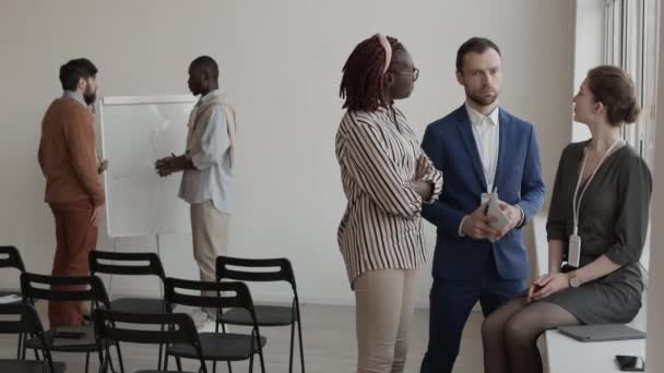 Steadicam Femei Multietnice Bărbați Profesioniști Îmbrăcați Formal Picioare Așezați Sala — Videoclip de stoc