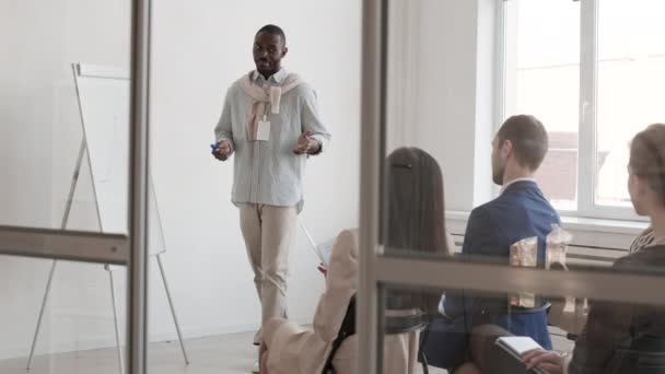 Colpo Pieno Giovane Altoparlante Maschio Africano Che Presentazione Affari Camminando — Video Stock