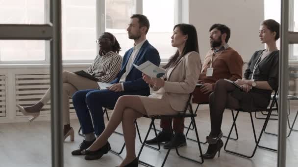 Plný Boční Pohled Multietnické Ženské Mužské Profesionály Oblečené Formálně Sedí — Stock video