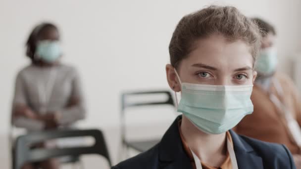 Close Pov Jovem Mulher Negócios Caucasiana Usando Máscara Facial Médica — Vídeo de Stock