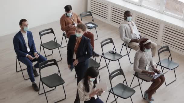 Resmi Giysiler Tıbbi Maske Takan Konferans Odasında Oturan Sosyal Mesafeyi — Stok video
