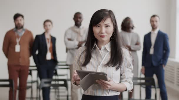 Средний Pov Молодой Азиатской Предпринимательницы Полосатой Рубашке Держащей Планшетный Компьютер — стоковое видео