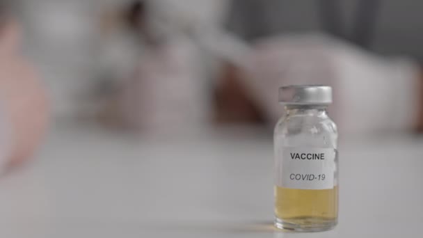 Steadicam Shot Van Ampul Met Metalen Dop Gele Vloeistof Vaccin — Stockvideo