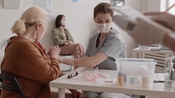 Medellång Ung Vit Kvinna Läkare Bär Medicinsk Mask Och Handskar — Stockvideo