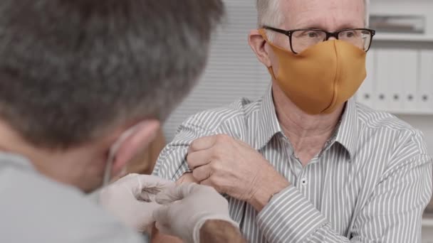 Close Cortado Homem Caucasiano Sênior Usando Óculos Máscara Facial Recebendo — Vídeo de Stock