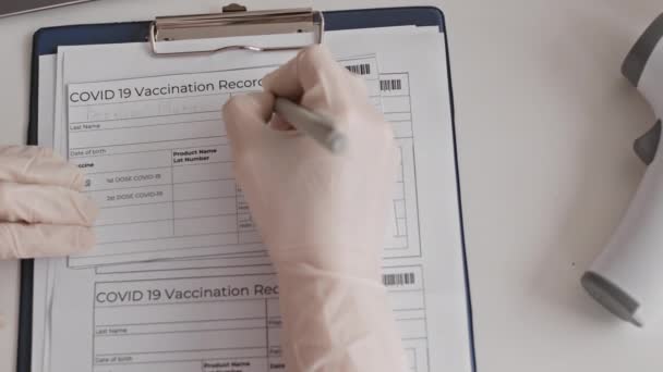 Верхній Вид Рук Медичній Рукавичці Нерозпізнаної Людини Пише Covid Vaccination — стокове відео