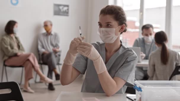 Pov Médio Close Jovem Médica Branca Usando Luvas Médicas Máscara — Vídeo de Stock