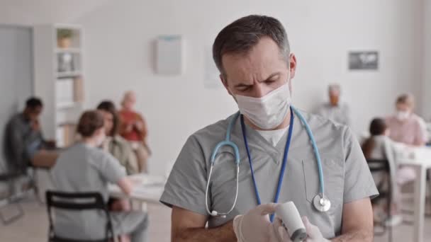 Primo Piano Medio Pov Dell Uomo Caucasico Che Indossa Scrub — Video Stock